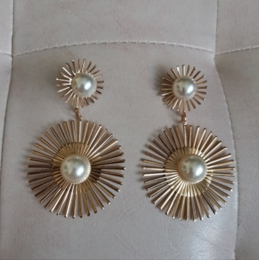 Star Burst Pearl Earrings - Picture 1 of 3